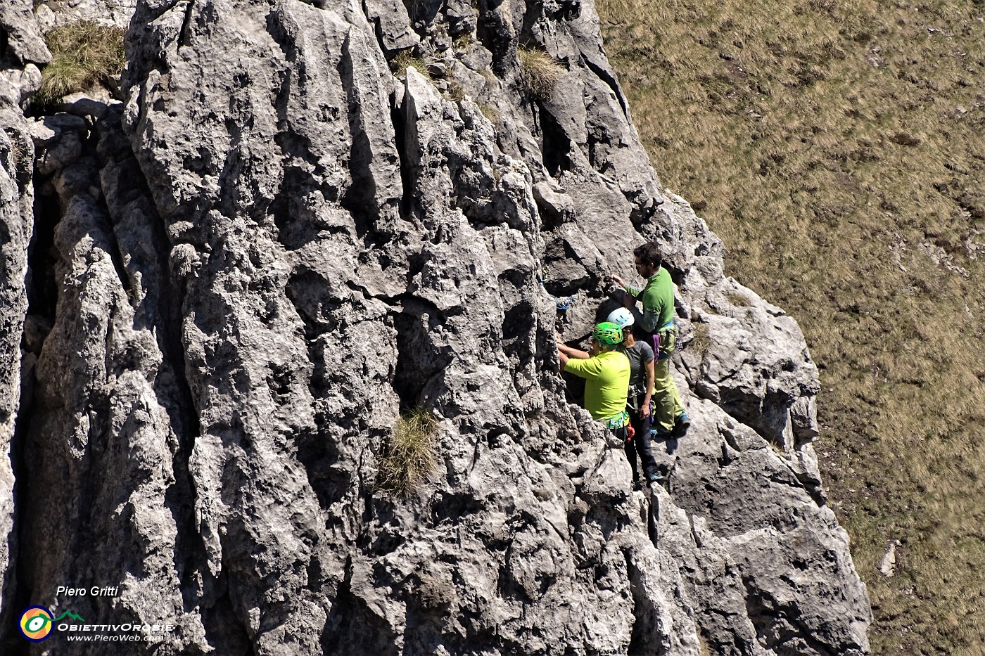 40 Maxi zoom su alpinisti in arrampicata dalla Baita Nembrini.JPG